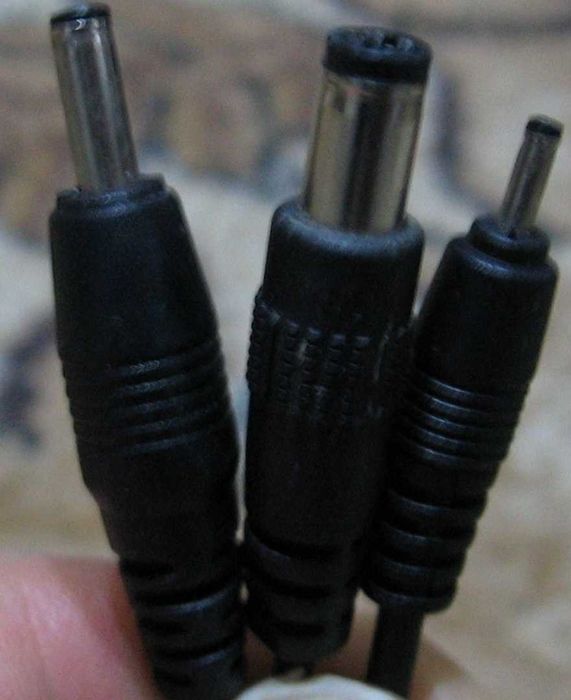 Три броя зарядни адаптери 5 волта 12 волта