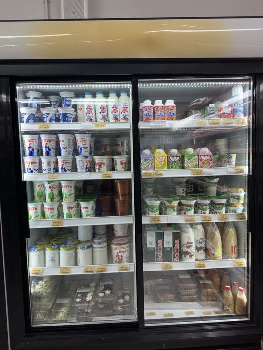 Обурудване за магазин . Рафтове , хладилници и еруги