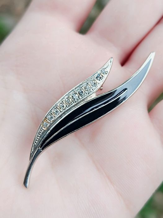 Veche brosa in forma de frunza cu email negru si pietre albe