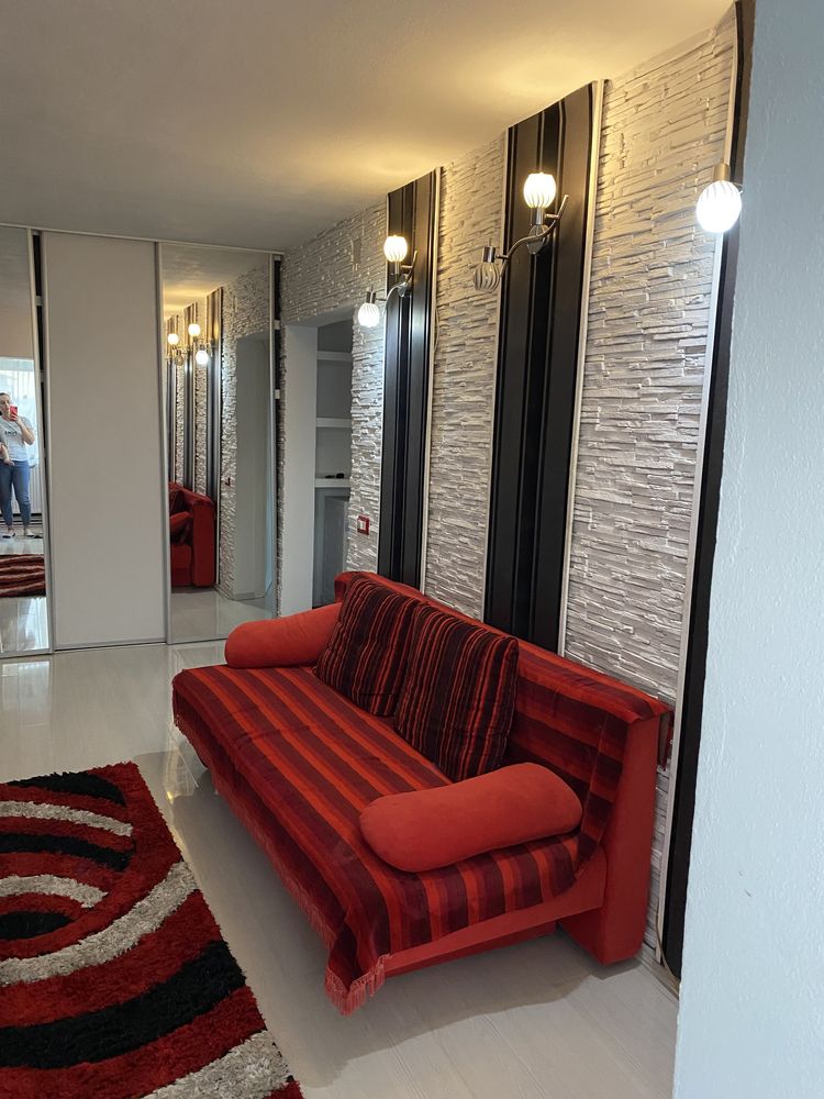 Inchiriez in regim hotelier apartament cu doua camere decomandat