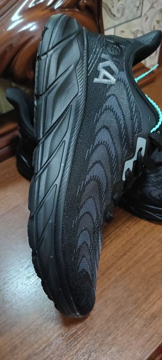 Продам мужские кроссовки