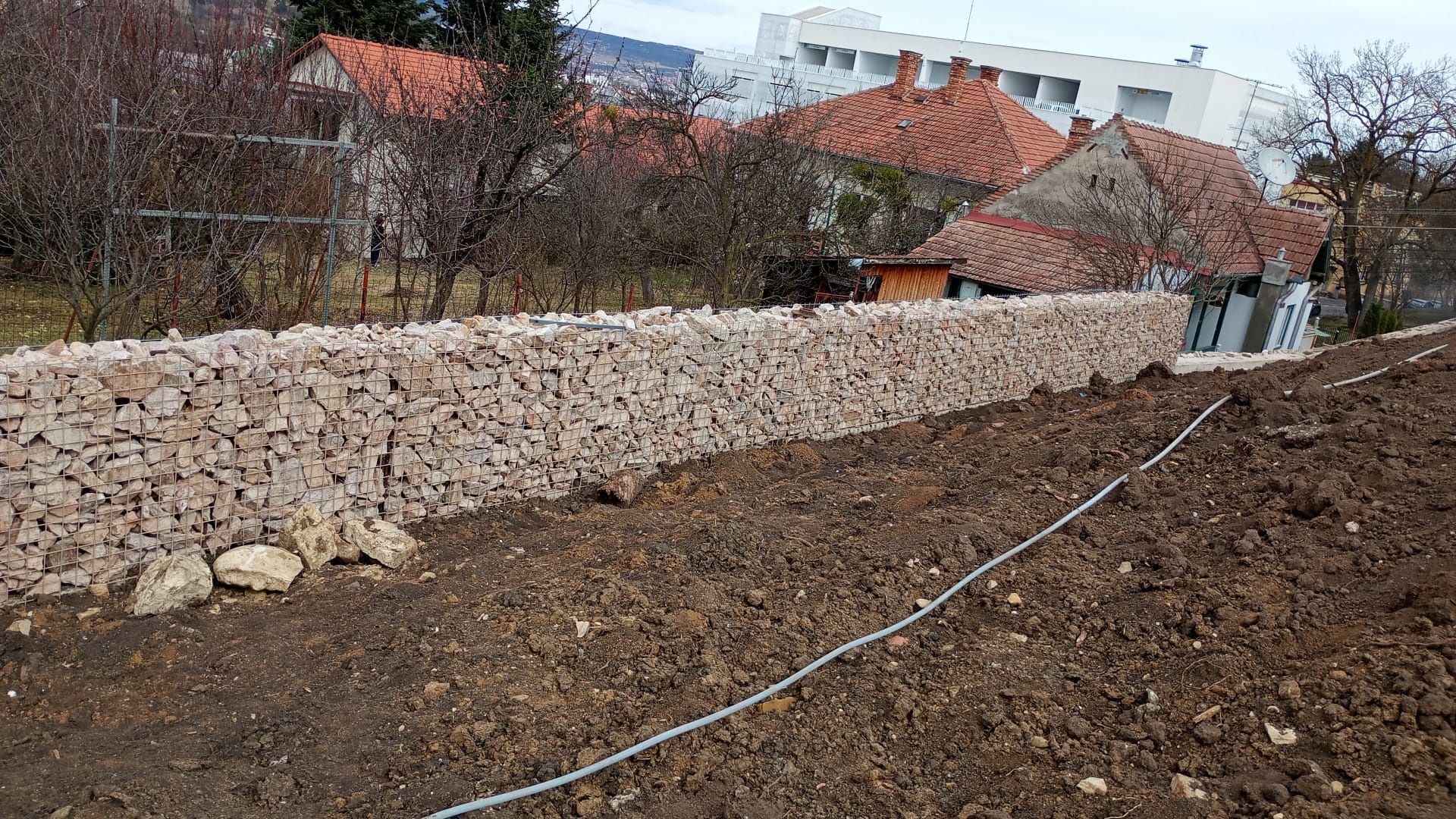 Piatră spartă pentru gabioane , ziduri de sprijin , taluz etc