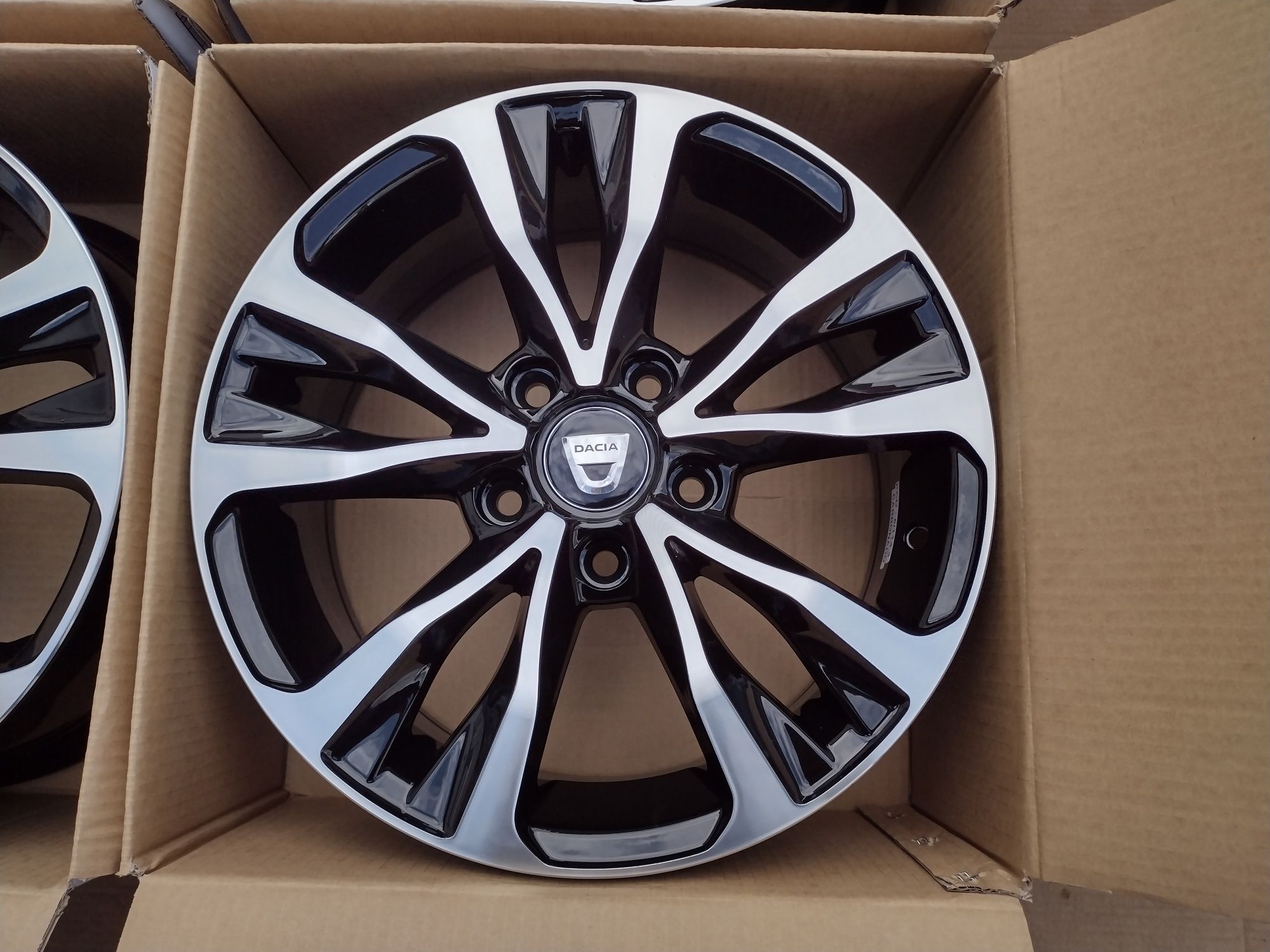 Jante Bicolore Dacia Duster pe R16 cu 5 x 114.3 R16