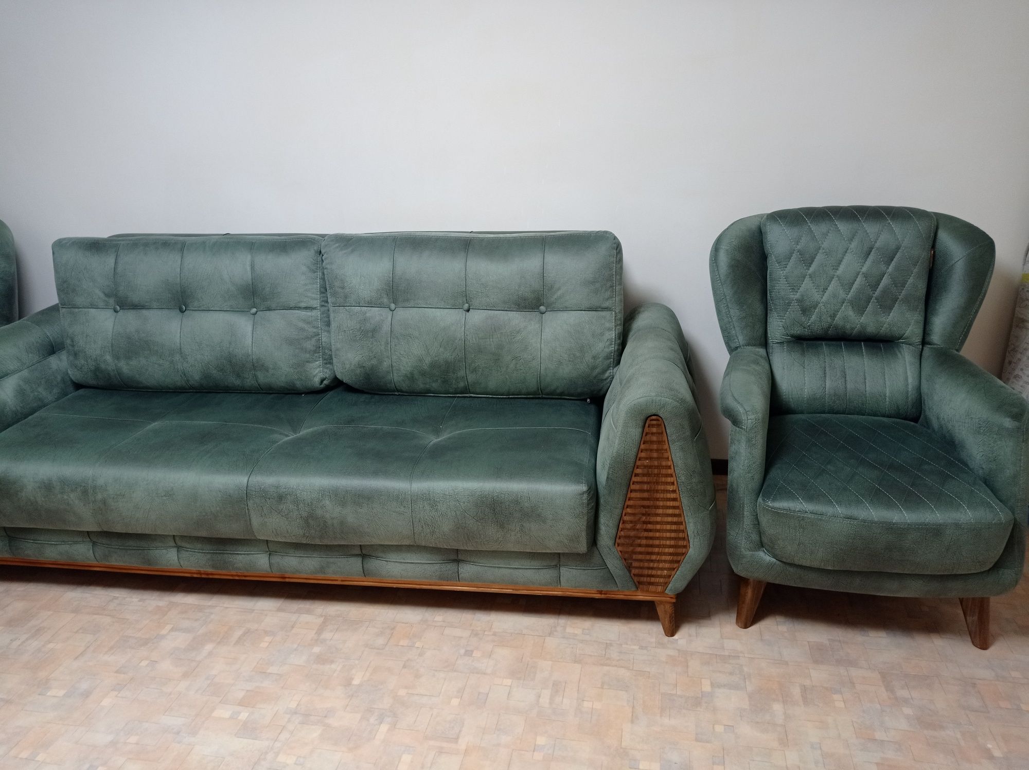 Продам диван  с креслами новый