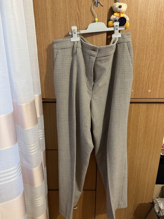 Pantaloni grosuti in carouri