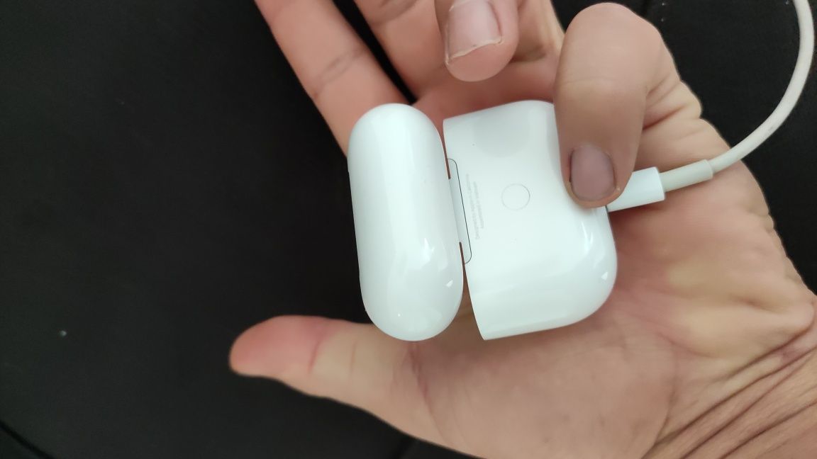 Продам оригинал кейс от Airpods 3