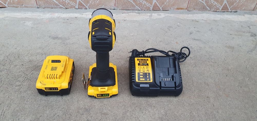 Masina de înșurubat cu impact. Dewalt.