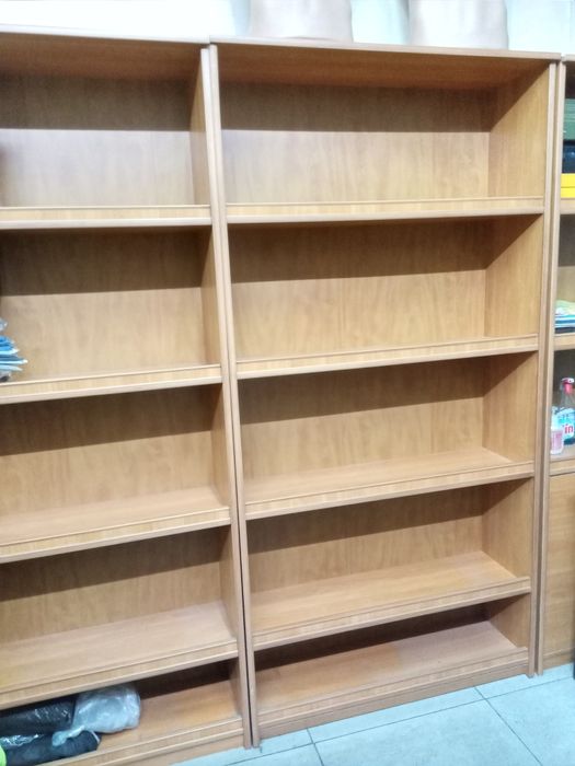 Шкафы и вешалка для бизнеса