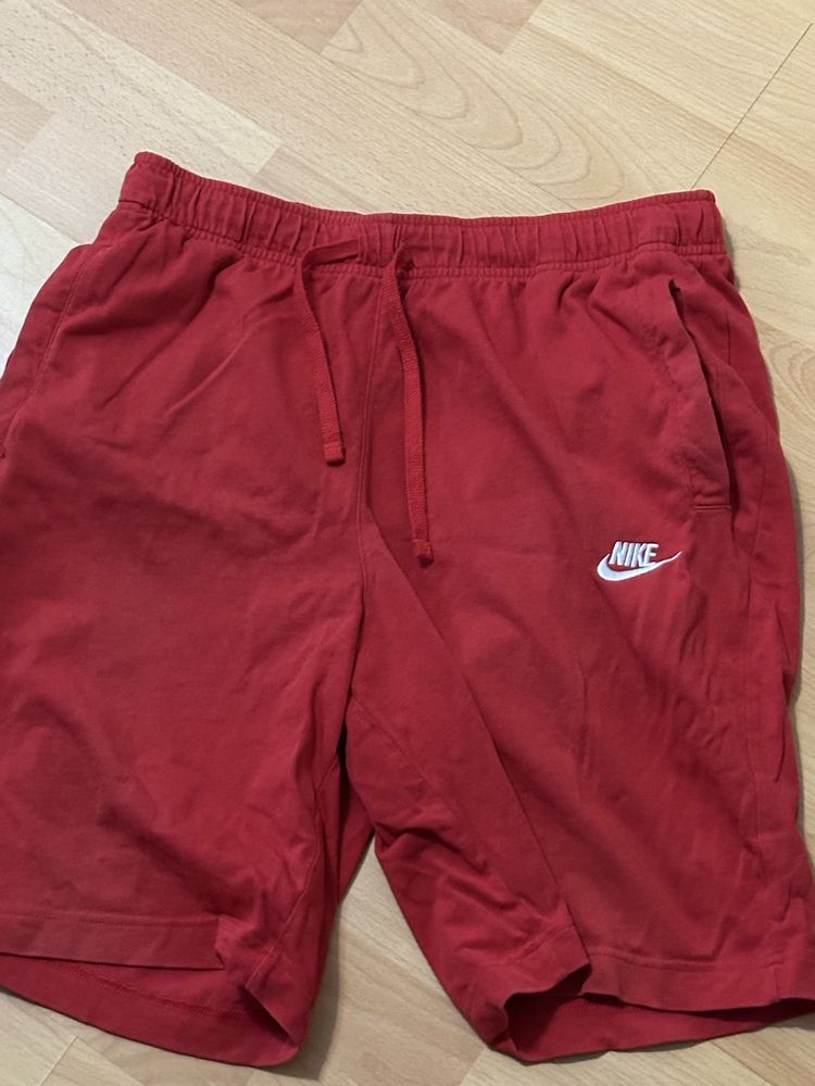 Pantaloni scurti nike rosii