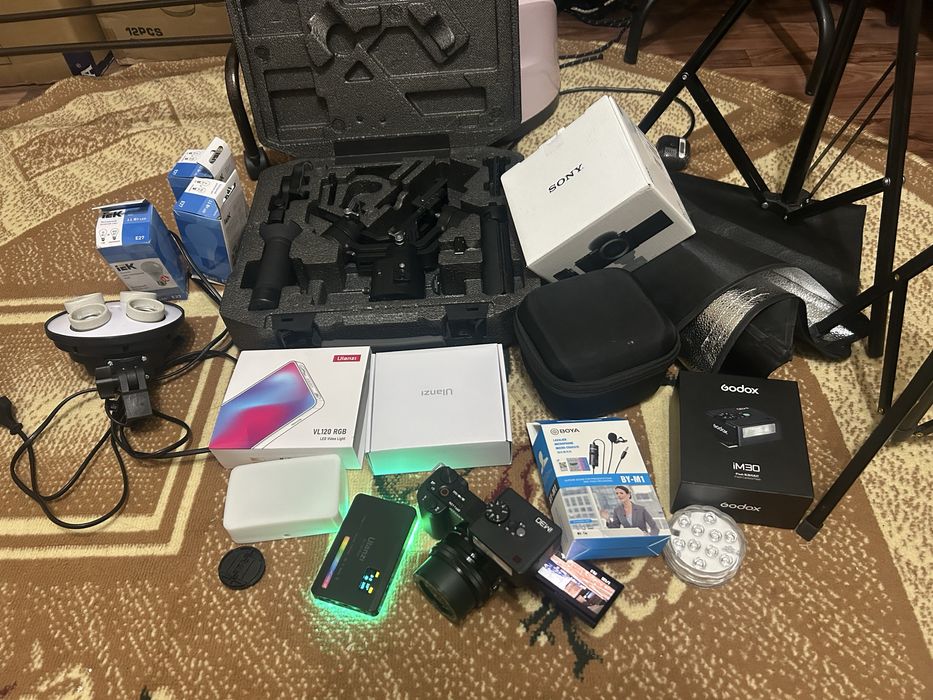 Продам CANON ZV-E10 к нему полный набор