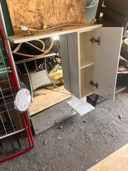 Corp baie ciuveta cu dulap si corp suspendat cu oglina si lumina