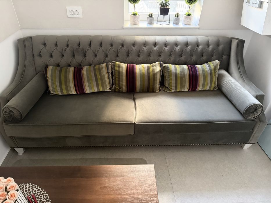Canapea din catifea verde inchis cu perne