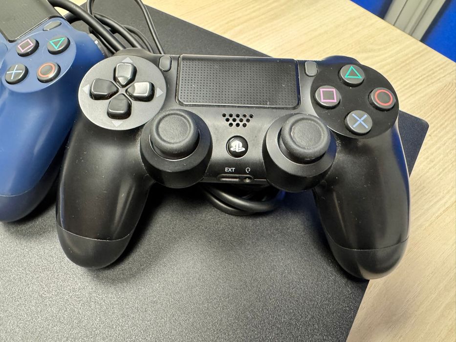 PLayStation 4 PRO Memorie 1 TB 2 controllere wireless