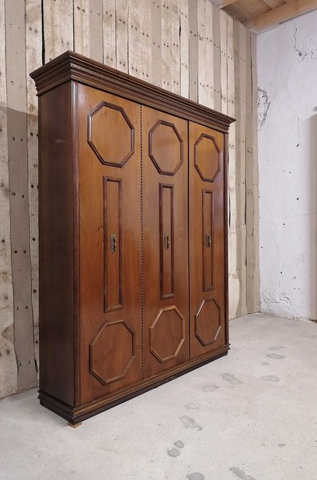 Cuier/ Dulap vechi din lemn cu oglinda, cu eticheta NOVARA, Italia