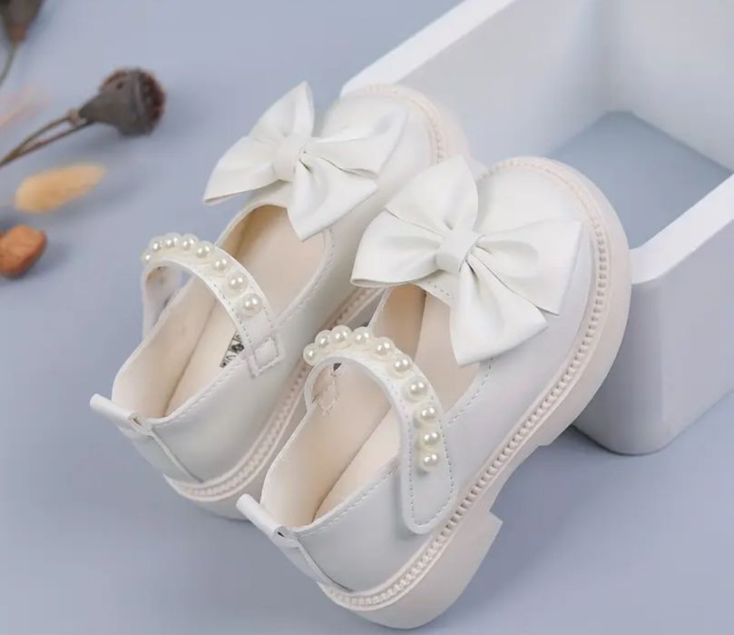 Обувки с панделка и перли