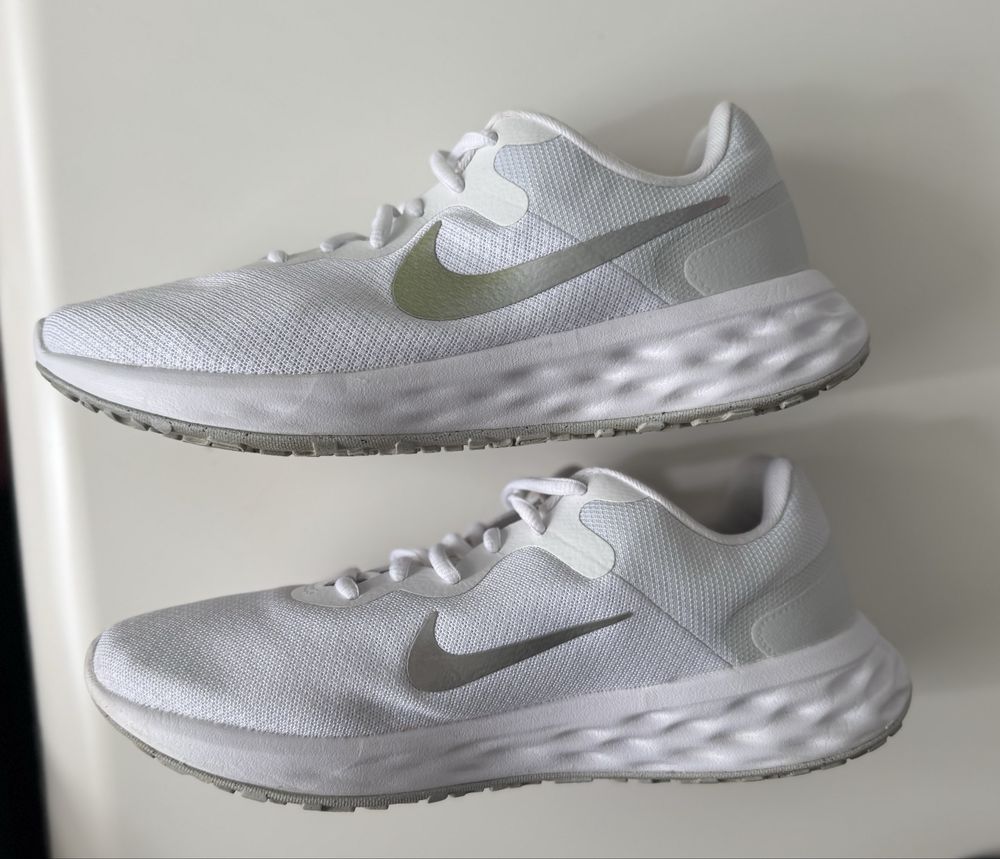 Дамски бели маратонки Nike