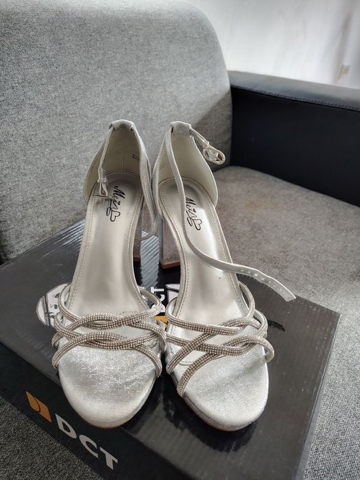 Vând sandale de ocazie