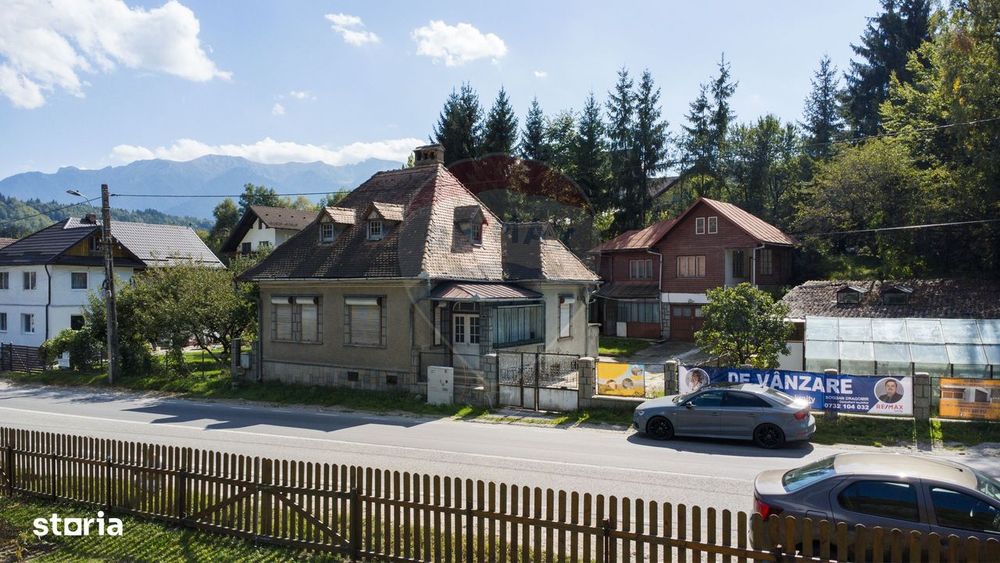 Doua Case de vanzare cu 5 camere + 3 camere,  stradal in Bran!