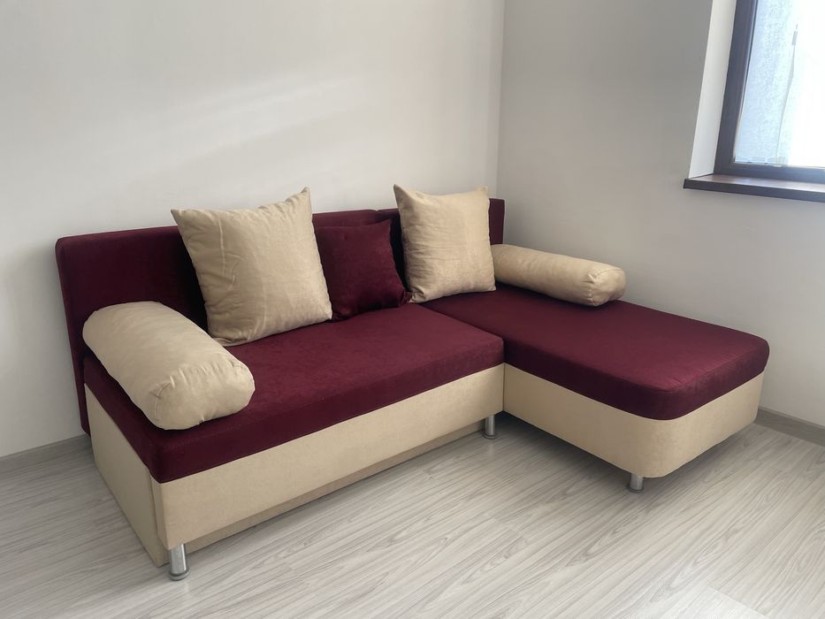 Диван с възглавнички