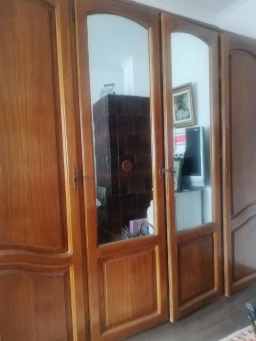 Mobilă dormitor formată din pat, șifonier, 2 noptiere, 2 fotolii