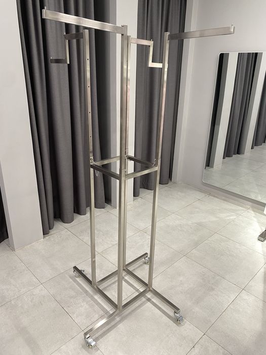 Рейл для одежды в магазин