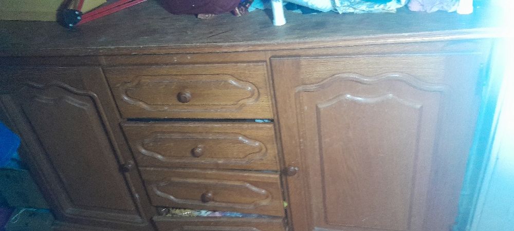 Продам дешево комод за 2500т два отделения дверцы и выдвижные ящики