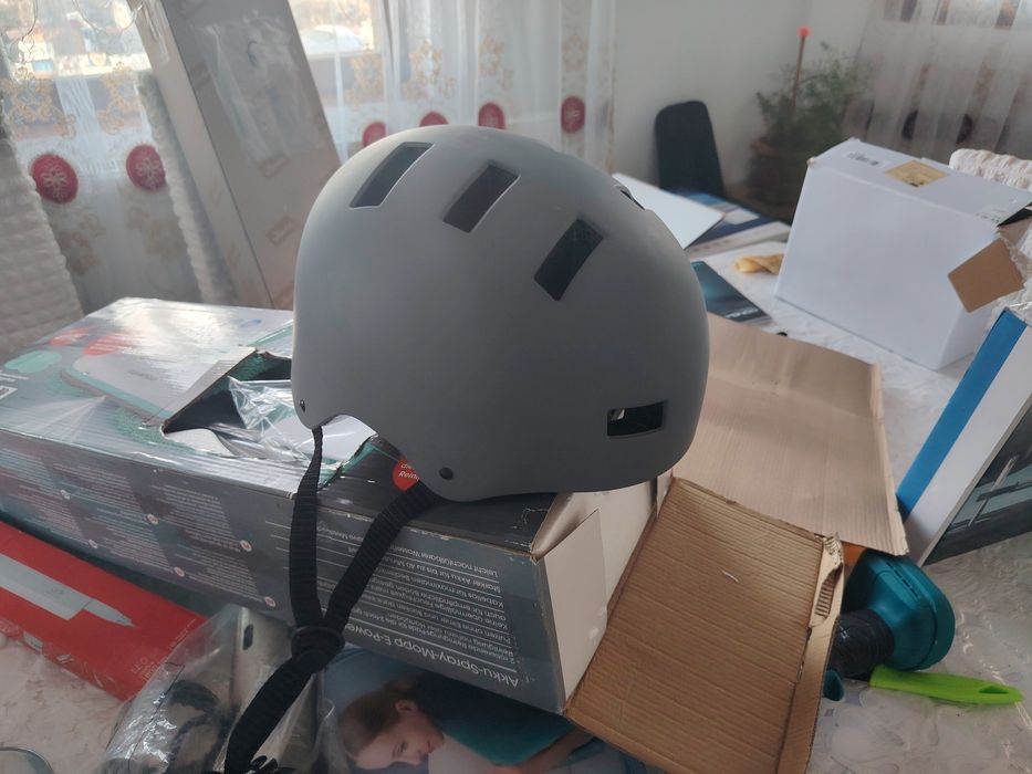 Vând cașca proctectoare