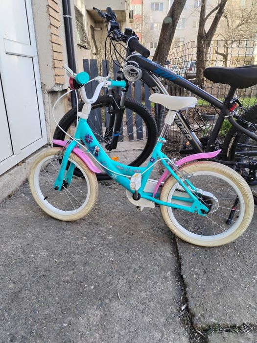 Bicicletă pentru fetițe Frozen cu roți ajutătoare și cască de protecți