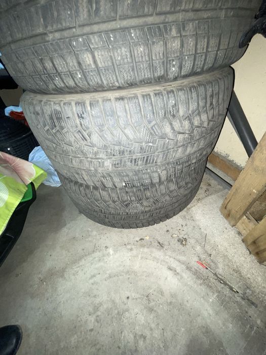 Продавам четири броя зимни гуми 235/45/18