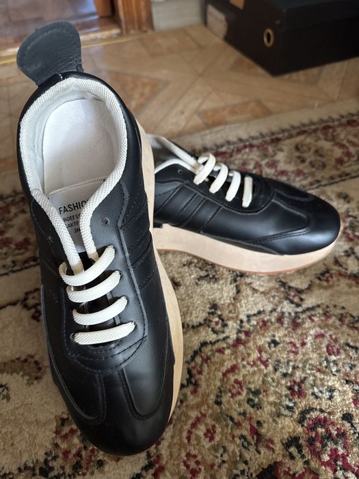 Продам кроссовки размер 38 маломерки в хорошем состоянии