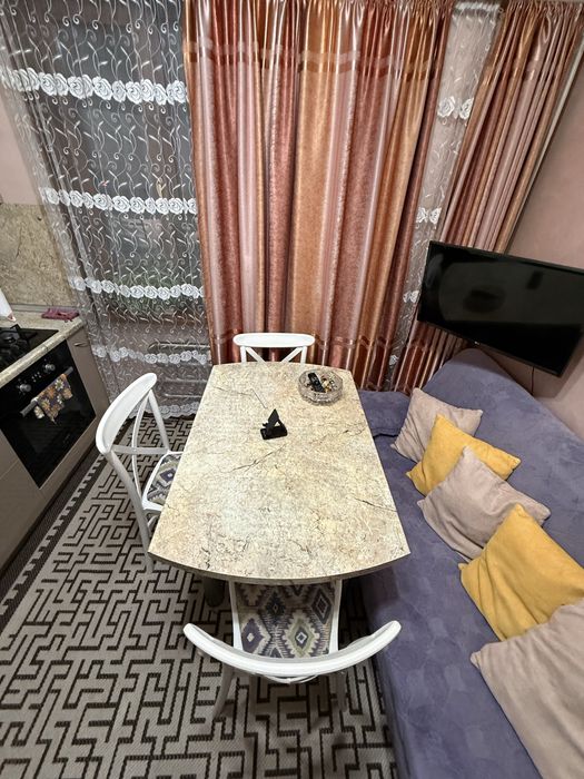 Кухонный стол, стулья и диван