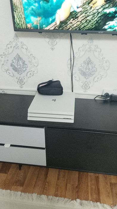 Продается сони плашстешн 4 про. Состояние отлич.