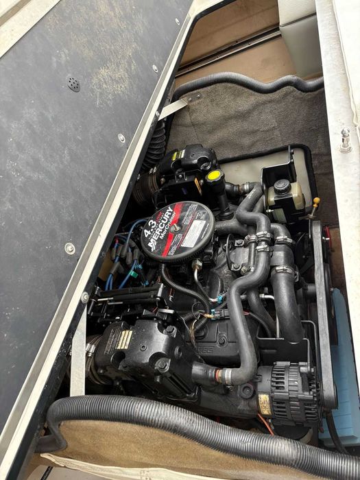 Vând o barcă Bryant 190DC cu motor Mercruiser 4.3 MPI de 210 CP