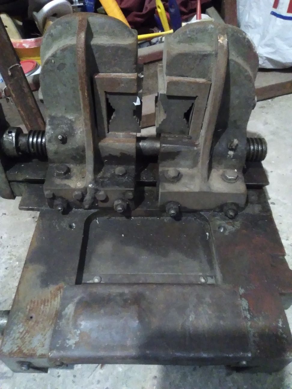Машина за обработка на тръби и други детайли