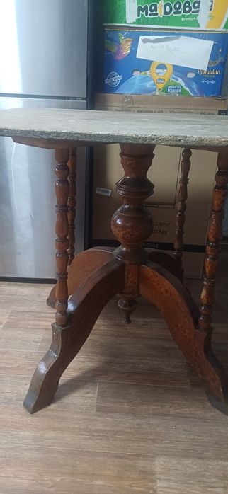 Стол из дерева,стариный,требует реставрации