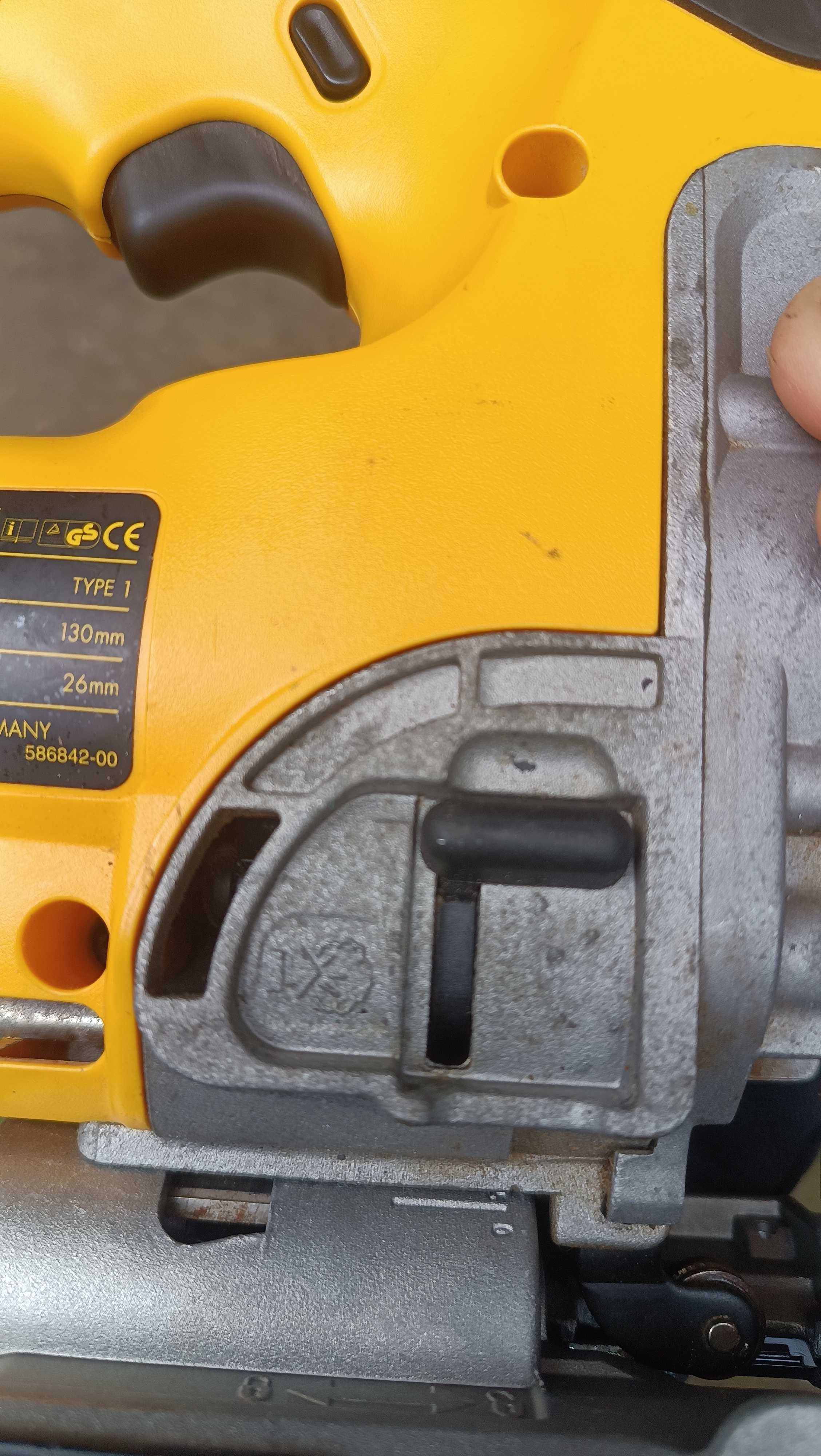 Акумулаторен прободен трион / зеге DeWalt DC330 с две батерии.