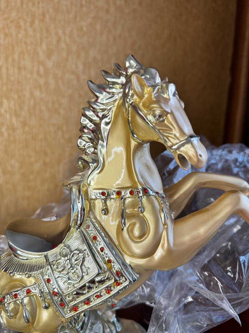 Идеальный подарок - подарочный конь на пьедестале, новый!