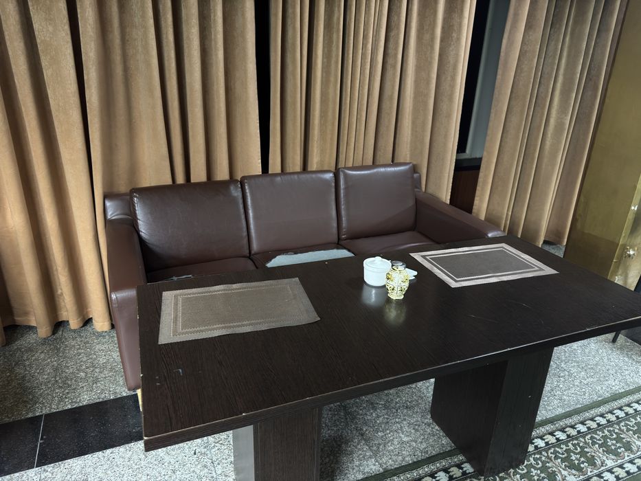 Диваны и стол кожанные