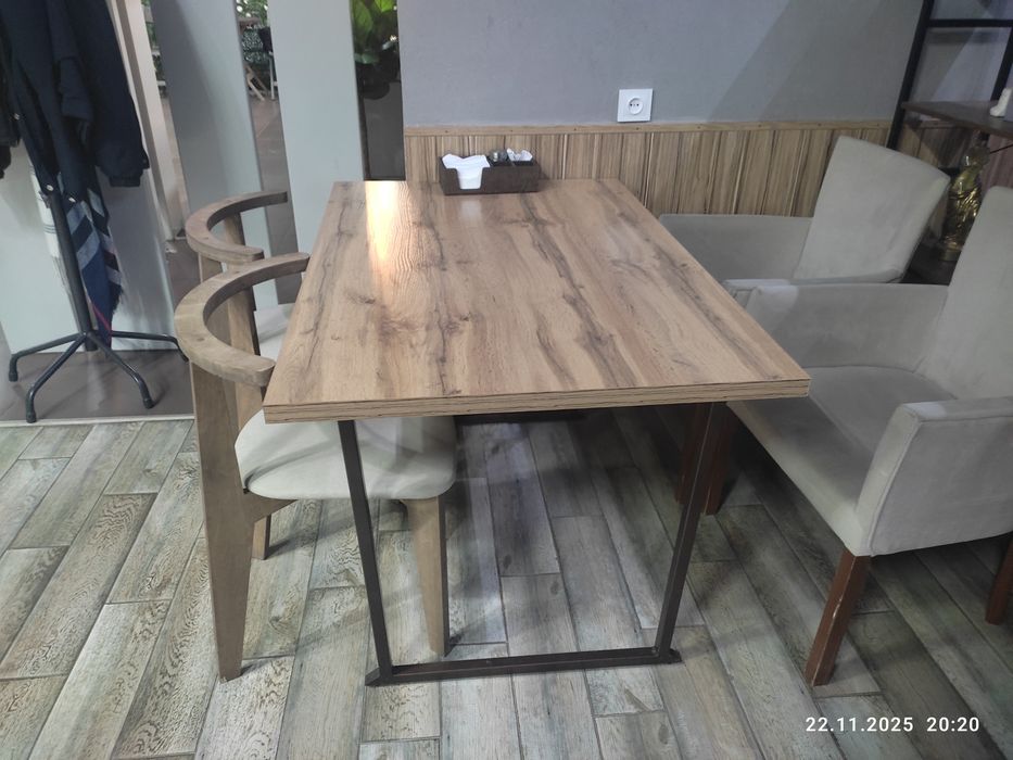 Продается стол отличного качества подходит для кафе и кофейни р.80/120