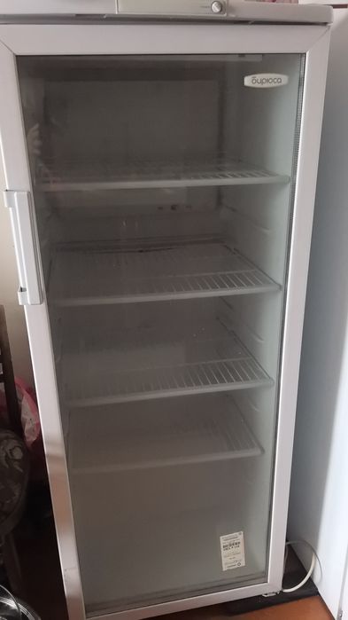 Продам отличный витринный холодильник