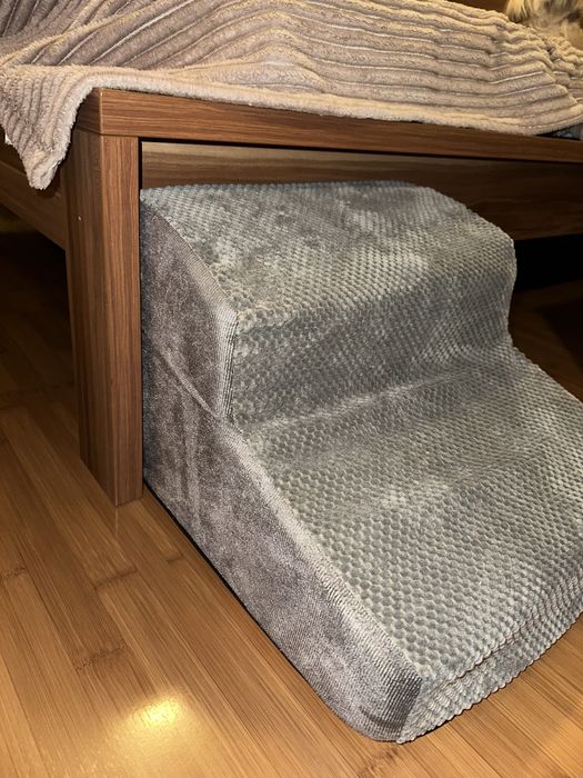 Стълби за куче за креват