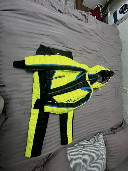 Зимний костюм , несмотря что тонкий очень теплый, удобно двигаться