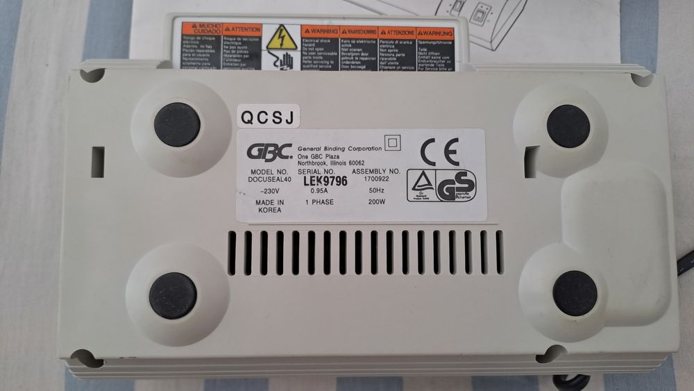 Ламинатор за баджове с 200 ламиниращи листчета за него