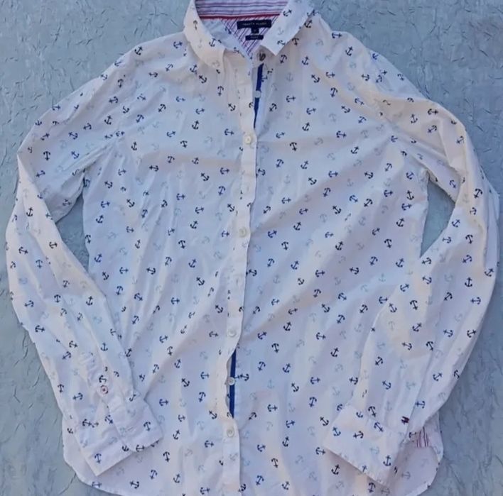 Vând cămașă dama Tommy     Hilfiger!