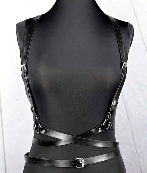 Centura neagra cu inele metalice tinuta festival