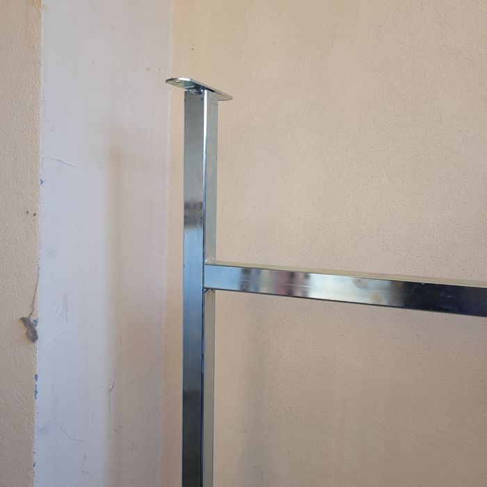 Иноксова метална рамка.