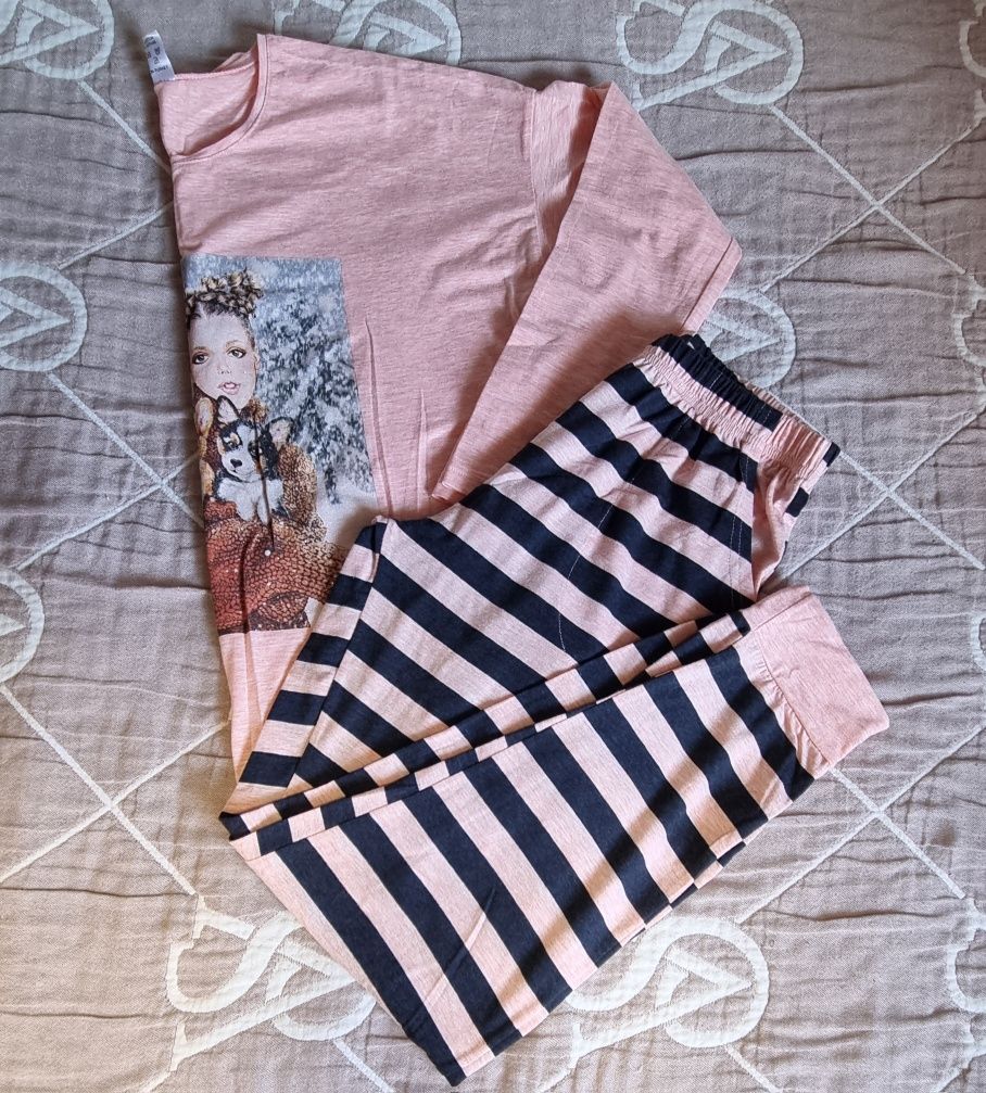 Pijama cu mâneci lungi de culoare roz.
