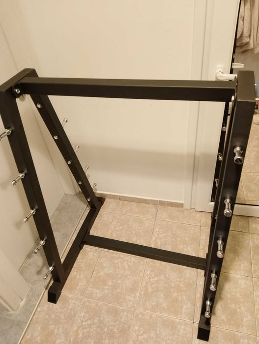 Продавам стойка за лостове тип пирамида