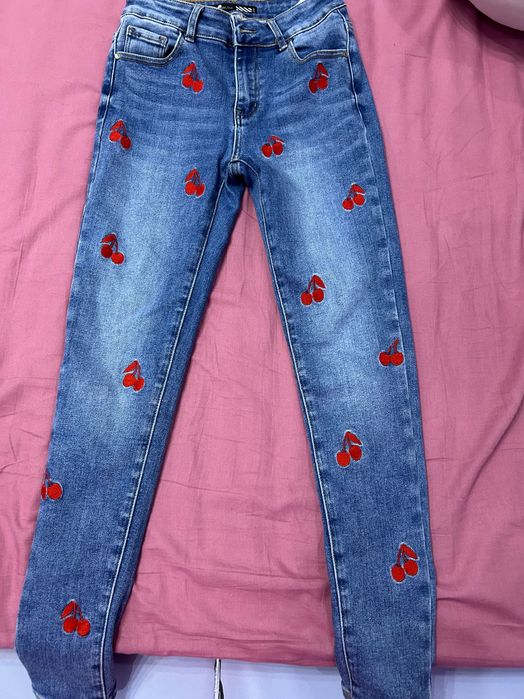 Дънки с черешки-като нови