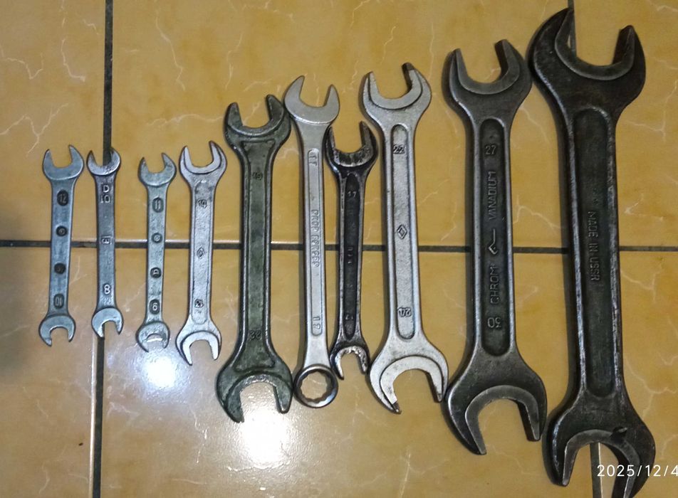 Сверла, кусачики, отвёртки, напильники, ключи советские